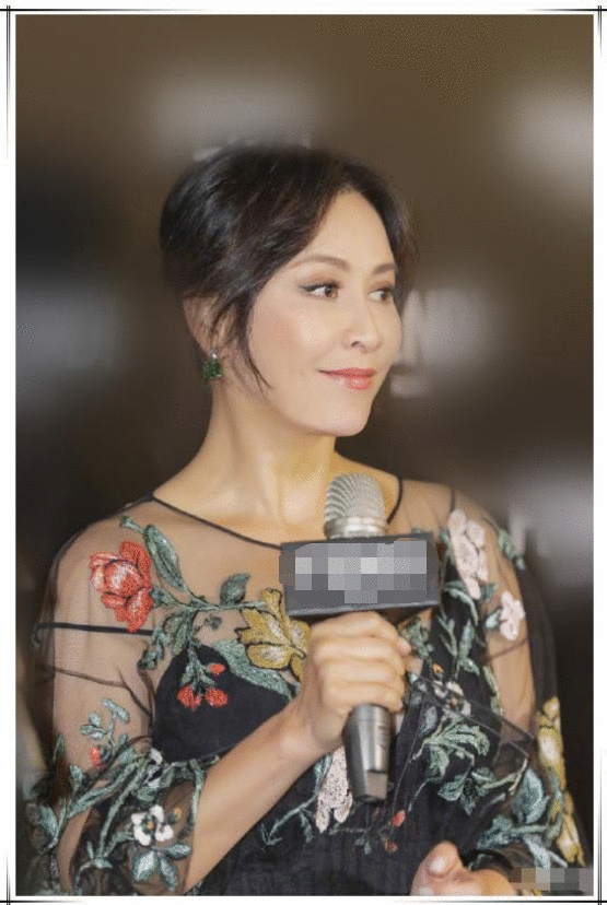 刘嘉玲真不好惹！和35岁谭卓同穿一件花朵裙，除了年龄什么都没输