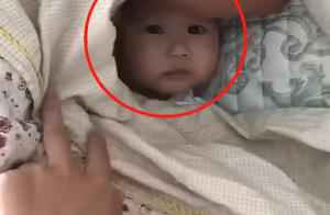 宝爸带孩子睡觉，成功被宝宝哄睡着，网友：父爱如山，说倒就倒