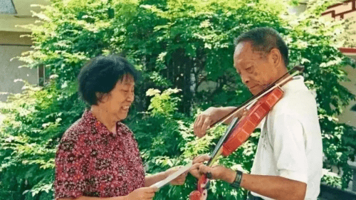 相识1个月闪婚，却独宠她57年：90岁的袁隆平，也太酷了！