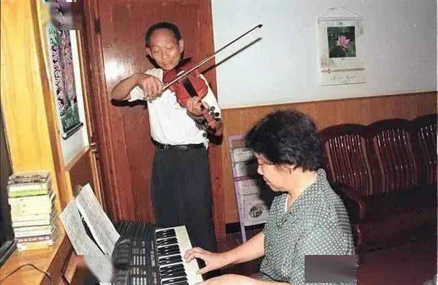 相识1个月闪婚，却独宠她57年：90岁的袁隆平，也太酷了！