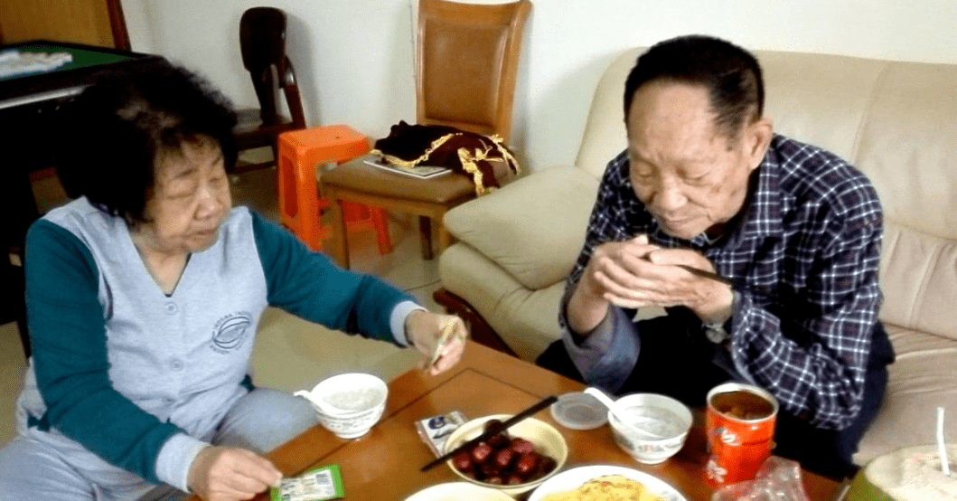 相识1个月闪婚，却独宠她57年：90岁的袁隆平，也太酷了！