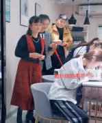 大衣哥美女亲家母曝光，婚后带女儿做黑色美甲，比女儿更像赵丽颖