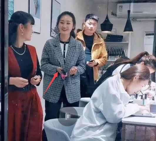 大衣哥美女亲家母曝光，婚后带女儿做黑色美甲，比女儿更像赵丽颖