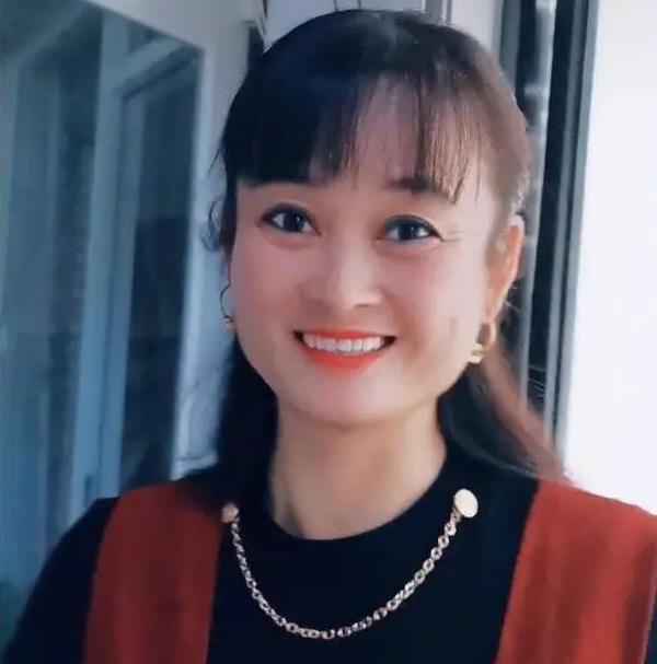 大衣哥美女亲家母曝光，婚后带女儿做黑色美甲，比女儿更像赵丽颖