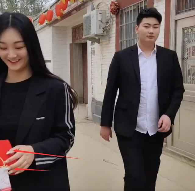 大衣哥美女亲家母曝光，婚后带女儿做黑色美甲，比女儿更像赵丽颖