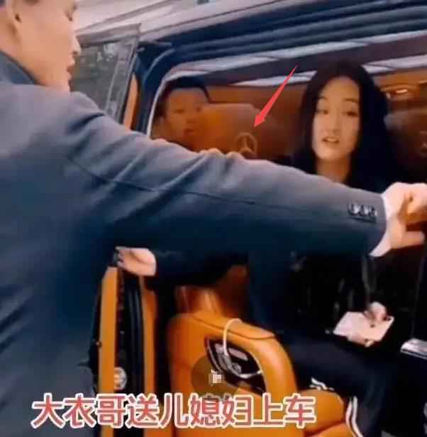大衣哥美女亲家母曝光，婚后带女儿做黑色美甲，比女儿更像赵丽颖