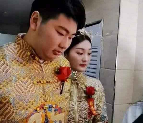 大衣哥美女亲家母曝光，婚后带女儿做黑色美甲，比女儿更像赵丽颖