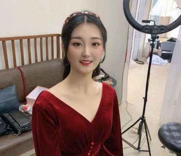 大衣哥美女亲家母曝光，婚后带女儿做黑色美甲，比女儿更像赵丽颖