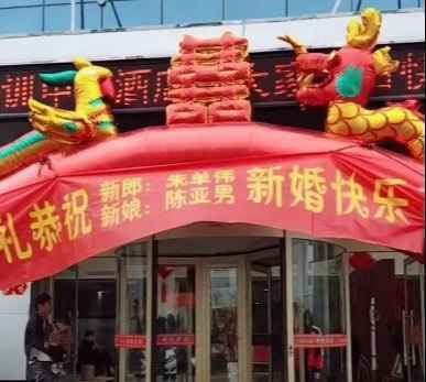 大衣哥美女亲家母曝光，婚后带女儿做黑色美甲，比女儿更像赵丽颖