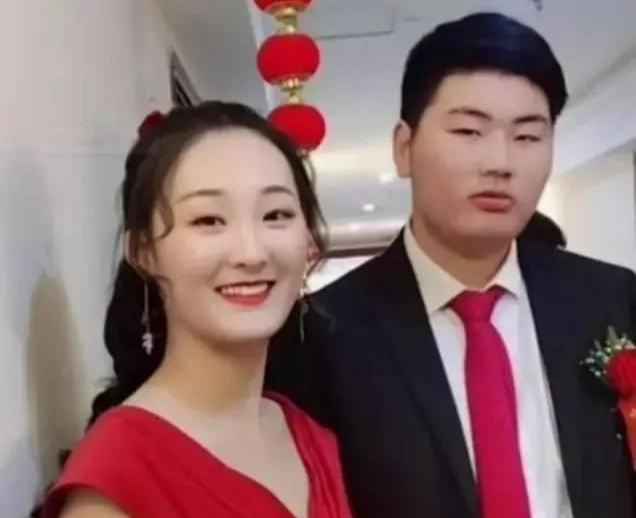 大衣哥美女亲家母曝光，婚后带女儿做黑色美甲，比女儿更像赵丽颖