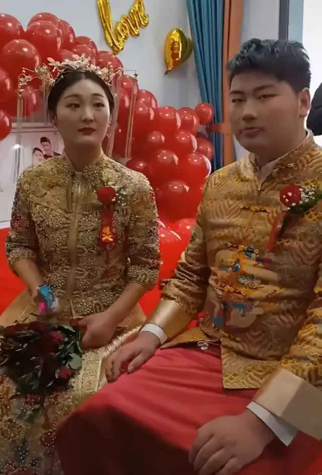 大衣哥儿媳亮相，婚后第二天终于露笑，穿一身黑不喜庆婆婆却宠她