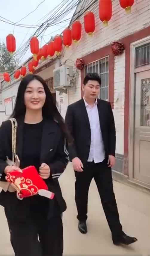 大衣哥儿媳亮相，婚后第二天终于露笑，穿一身黑不喜庆婆婆却宠她