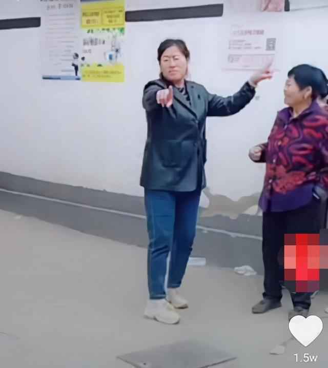 大衣哥儿媳亮相，婚后第二天终于露笑，穿一身黑不喜庆婆婆却宠她