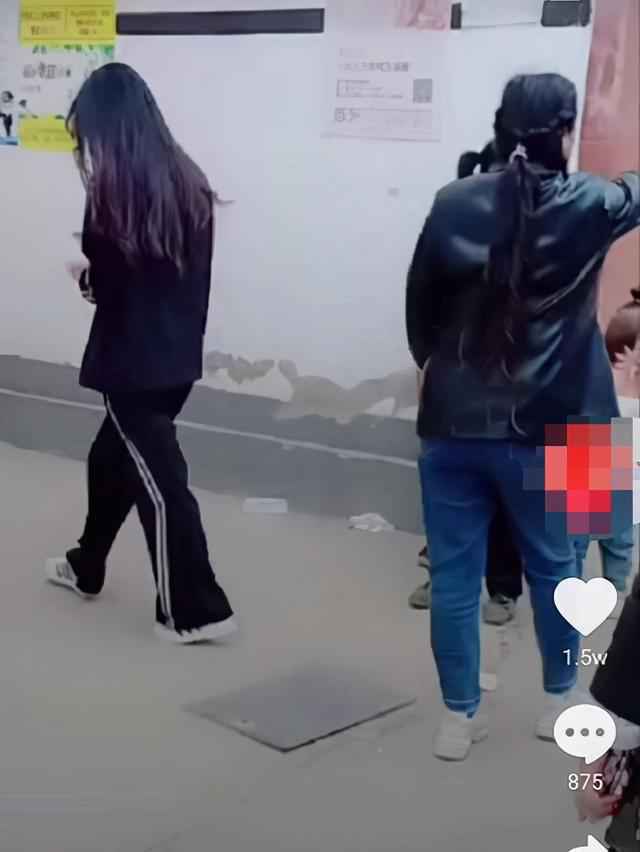 大衣哥儿媳亮相，婚后第二天终于露笑，穿一身黑不喜庆婆婆却宠她