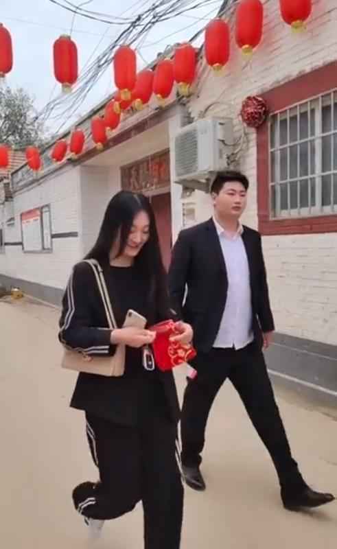 大衣哥儿媳亮相，婚后第二天终于露笑，穿一身黑不喜庆婆婆却宠她