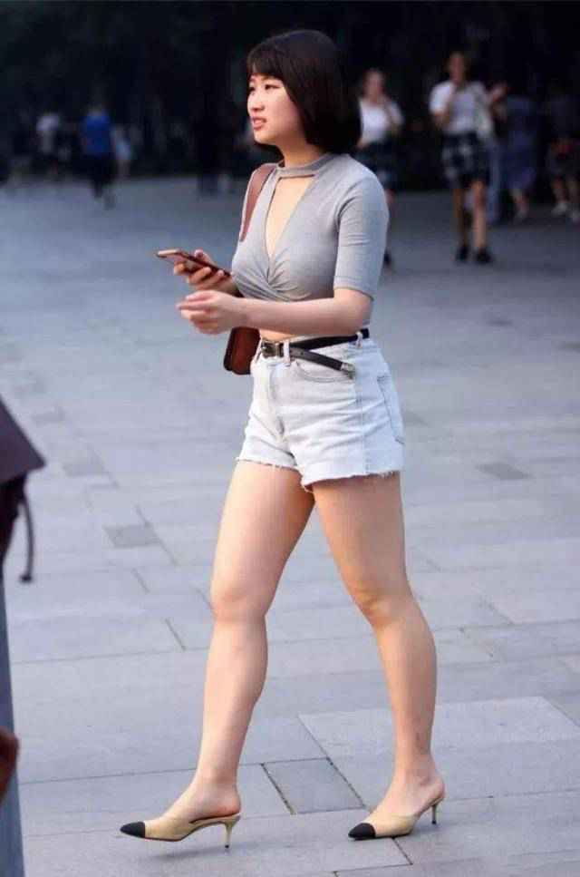 街拍美女：热裤小姐姐，“大象腿”实力抢镜，肥而不腻