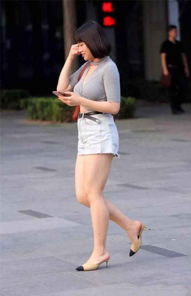 街拍美女：热裤小姐姐，“大象腿”实力抢镜，肥而不腻