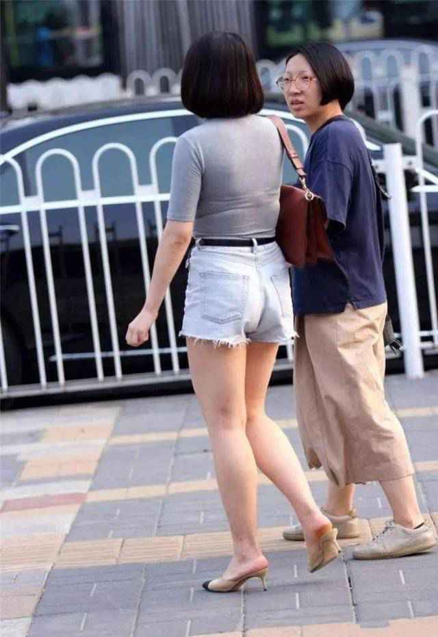 街拍美女：热裤小姐姐，“大象腿”实力抢镜，肥而不腻