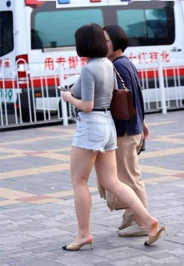 街拍美女：热裤小姐姐，“大象腿”实力抢镜，肥而不腻