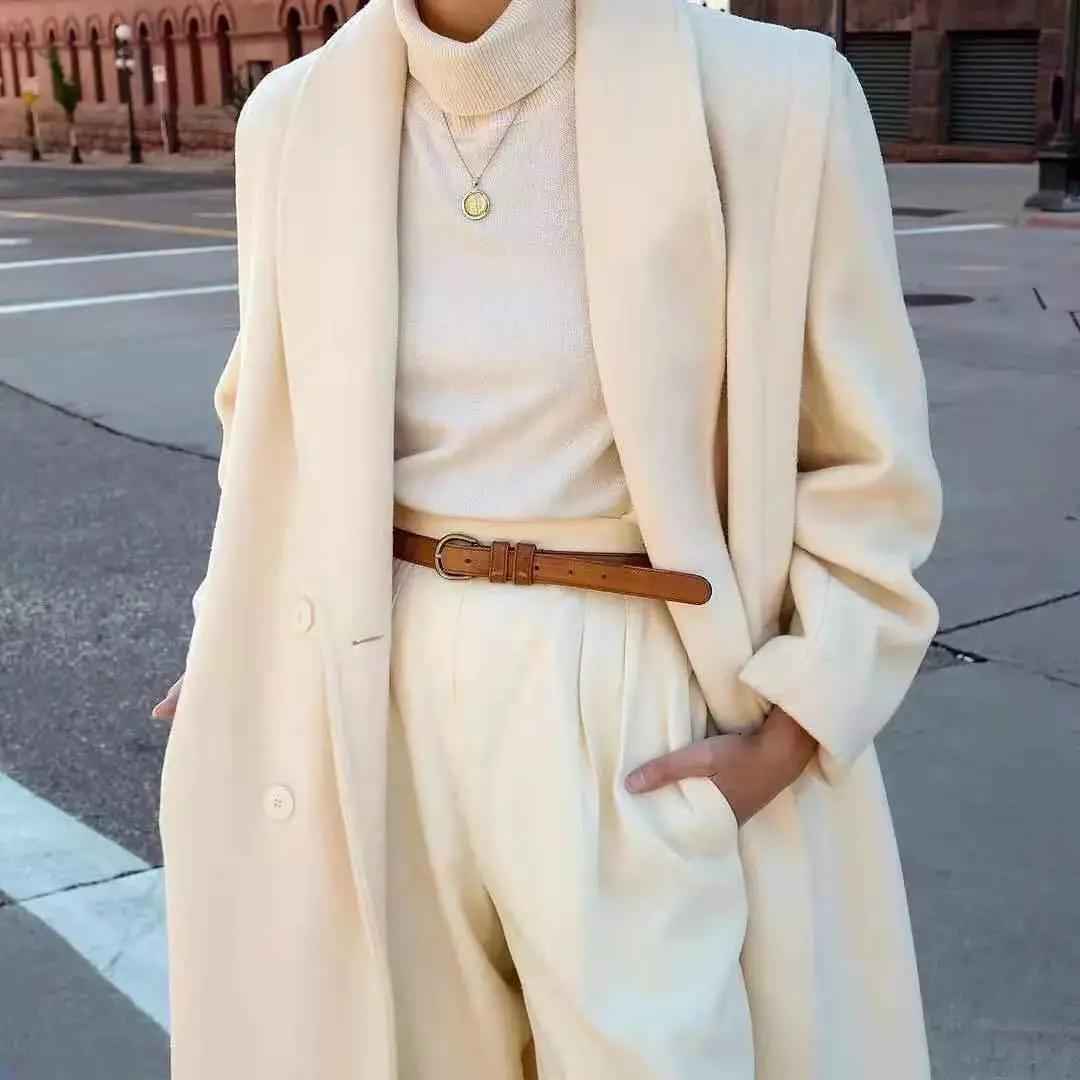 会穿的女人，秋冬都在选择小白裤，让造型“显贵”10倍