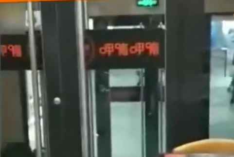 “给你两万把孩子打了！”孕妇吃火锅捞出老鼠，女员工语出惊人