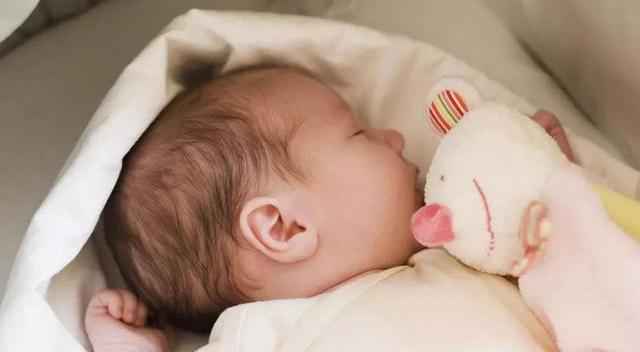 「孕婴知识」晚上睡觉的时候，能不能给宝宝开灯睡觉？
