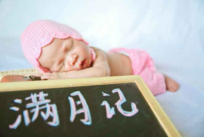 原创
双胞胎姐妹满月的那些事！妹妹和姐姐相处的画面太让人感动了！