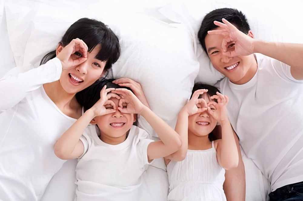 二胎出生啥是“教科书式”表现？看完产房外爷爷的做法，我羡慕了
