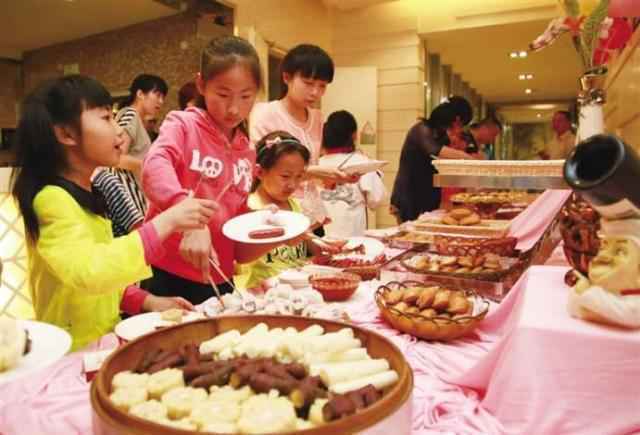 妈妈带儿子参加同学聚会，为什么被踢出同学群？