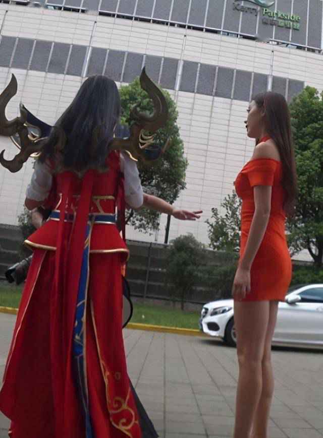 街拍小姐姐：chinajoy展会场外偶遇翘臀包臀裙美女