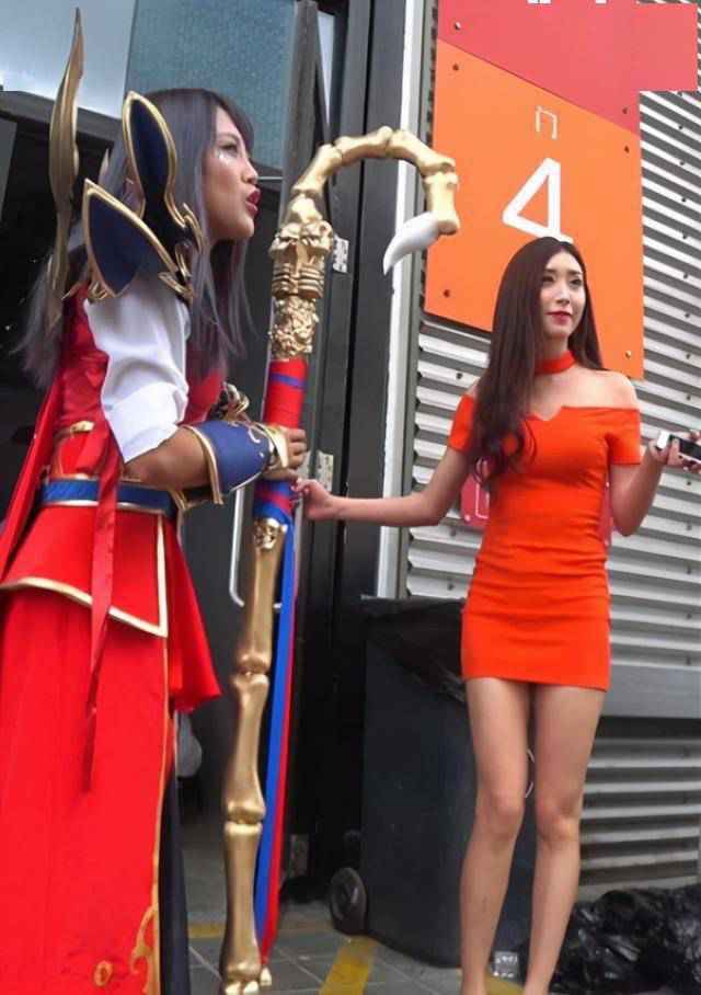 街拍小姐姐：chinajoy展会场外偶遇翘臀包臀裙美女