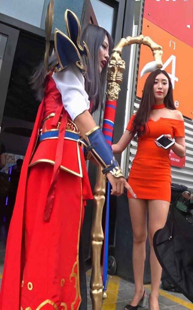 街拍小姐姐：chinajoy展会场外偶遇翘臀包臀裙美女
