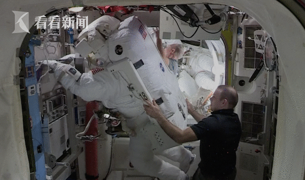 不是小问题！国际空间站宇航员出舱行走弄丢小镜子