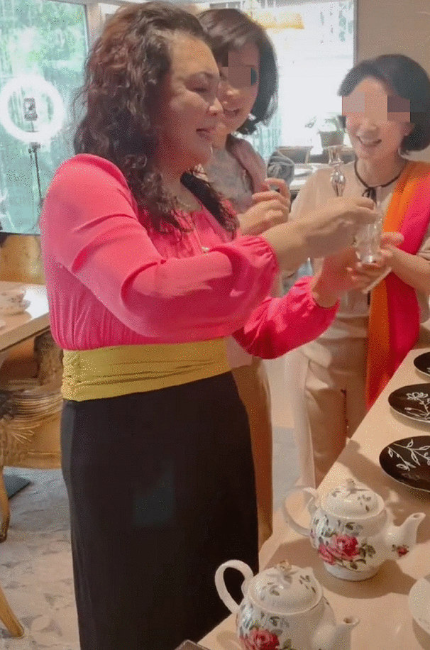 大S的62岁婆婆戴满珠宝露面，曾收儿媳送的爱马仕，网友：有气质