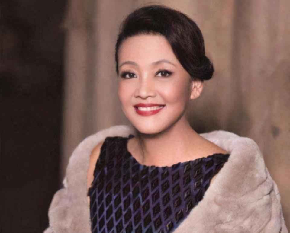 大S的62岁婆婆戴满珠宝露面，曾收儿媳送的爱马仕，网友：有气质