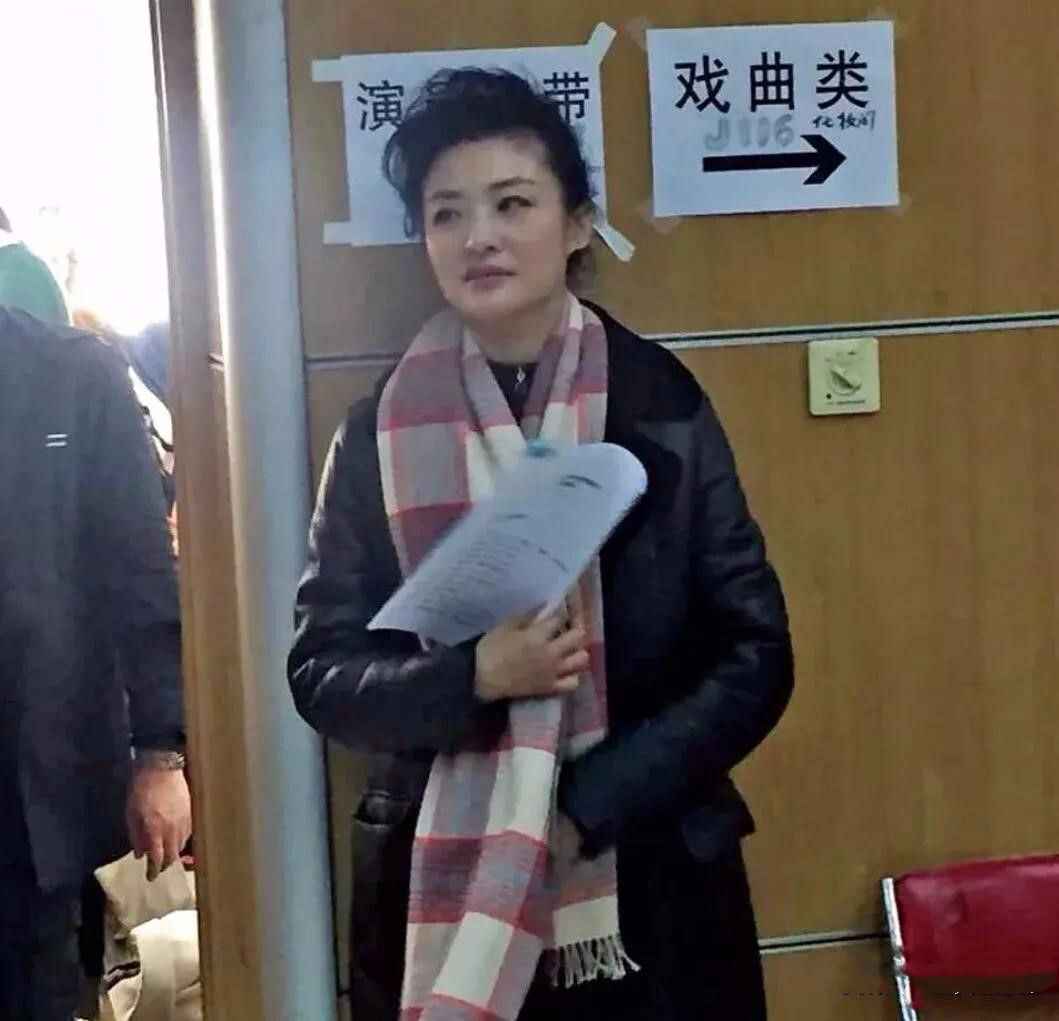 没有刻意美化周涛的容颜，她也有双下巴，皮肤一样松垮很普通！
