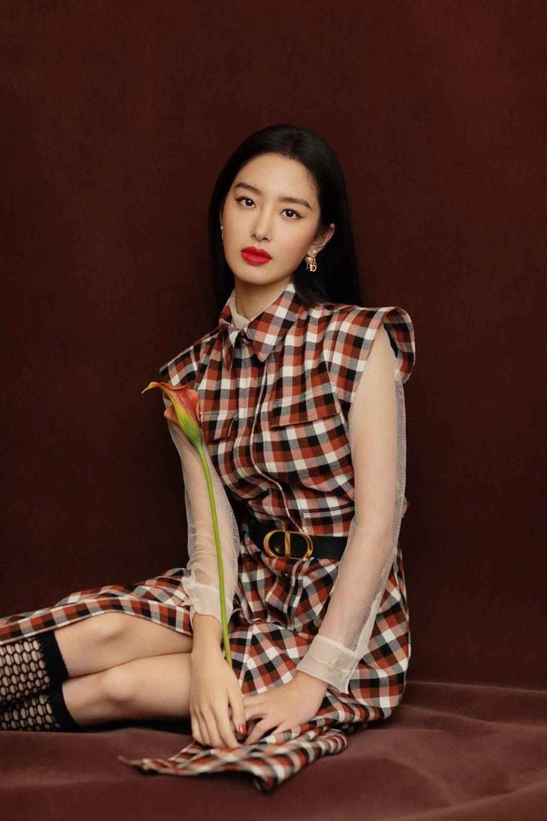 热播剧女象棋天才造型更出圈~这一波复古格纹带起来！
