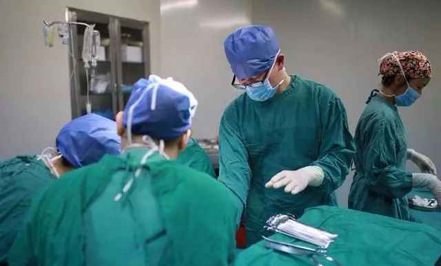 丈夫坚持妻子剖腹生孩子，医生得知原因以后大骂丈夫妻子却羞愧