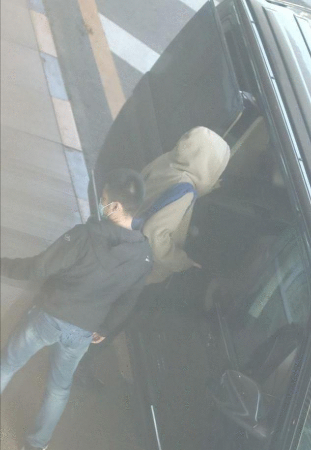 52岁王菲也开始扮嫩了，蓝衣配紫帽洒脱像男孩，侧颜美到我