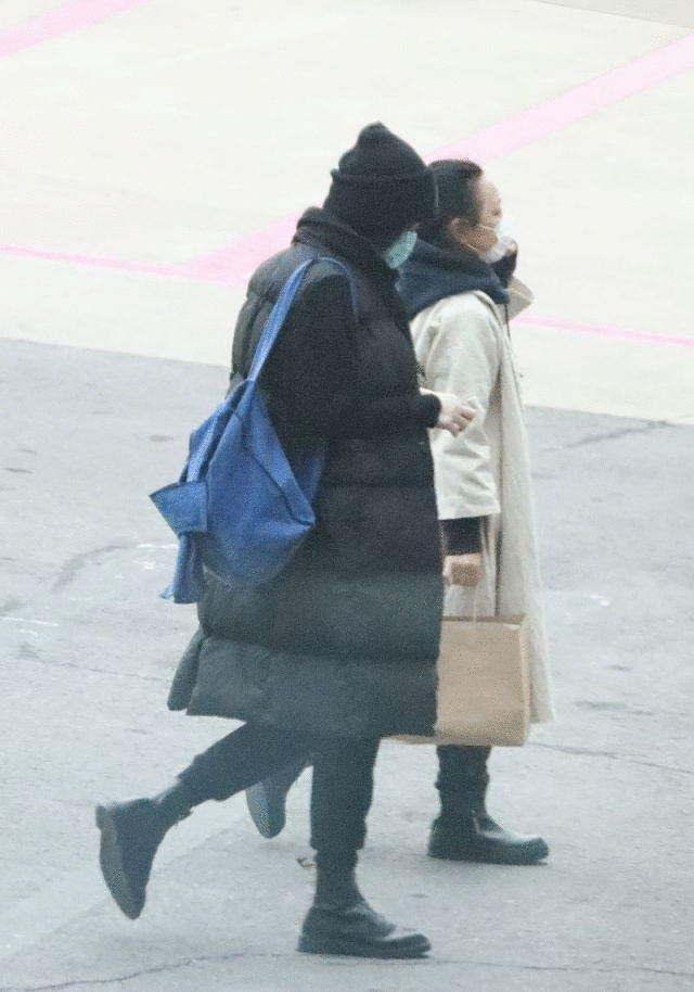 52岁王菲也开始扮嫩了，蓝衣配紫帽洒脱像男孩，侧颜美到我