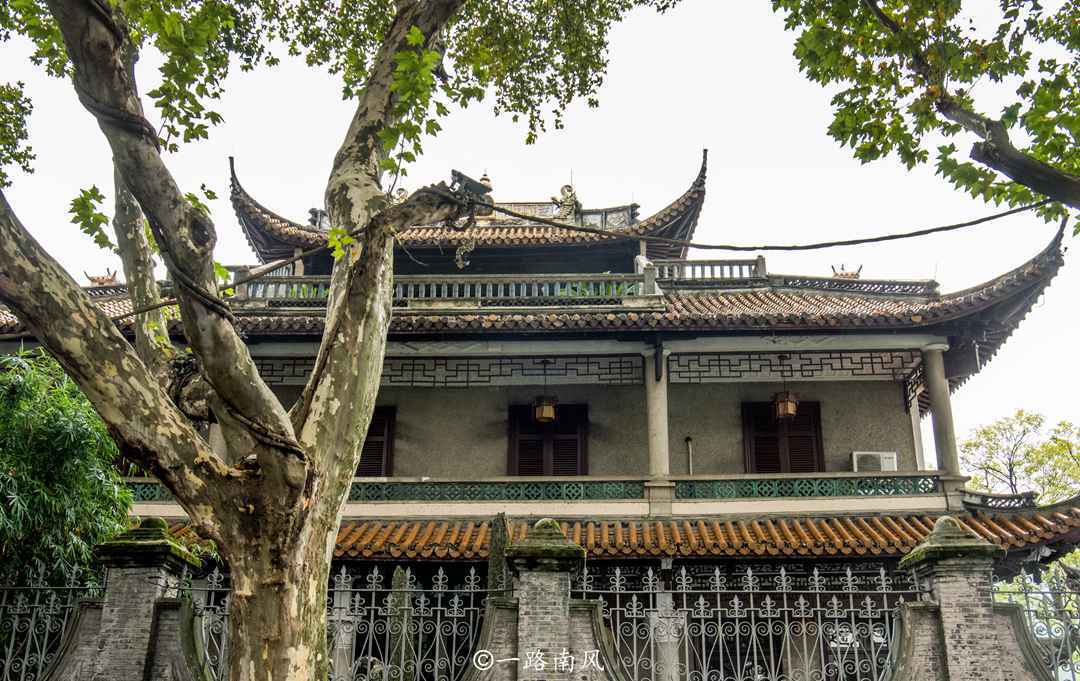 旅行来到杭州西湖，发现“奇怪”建筑，不中不西游客很少