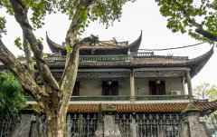 旅行来到杭州西湖，发现“奇怪”建筑，不中不西游客很少