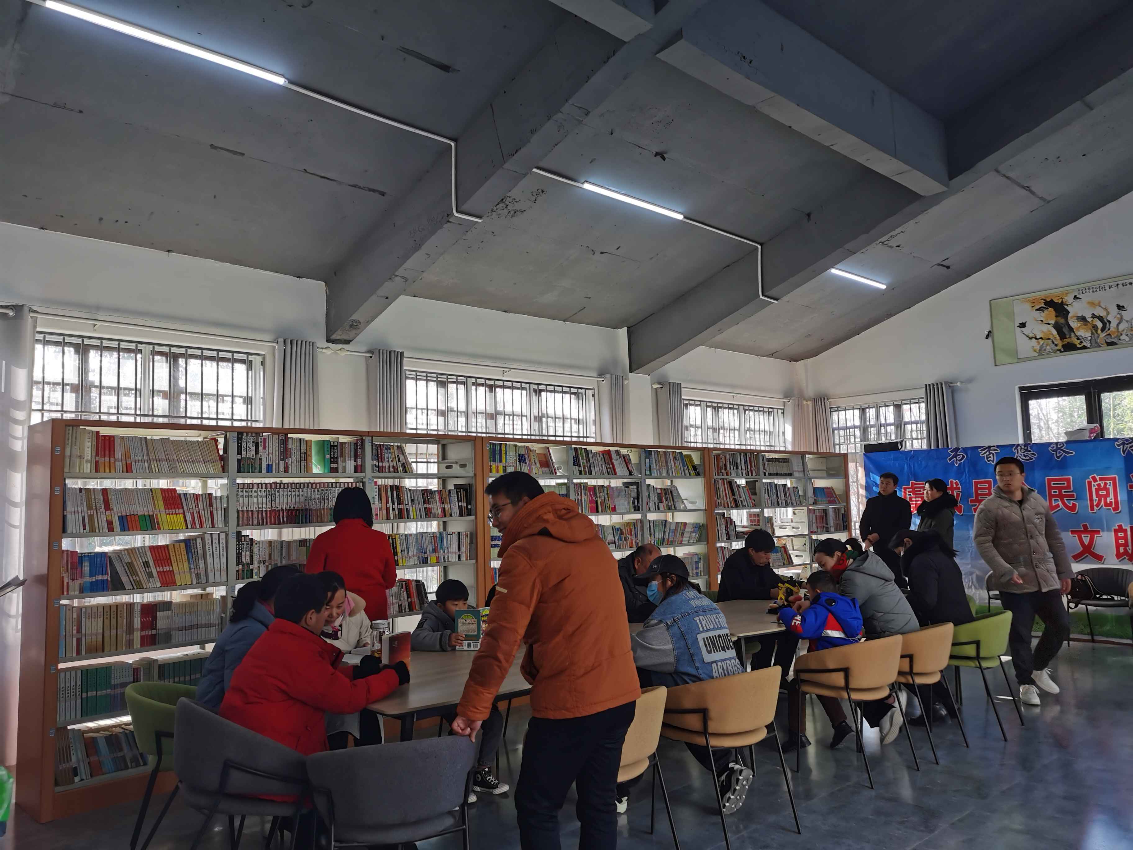 虞城县“放下手机爱阅读?万册图书捐校园”大型公益活动在虞香书屋举行