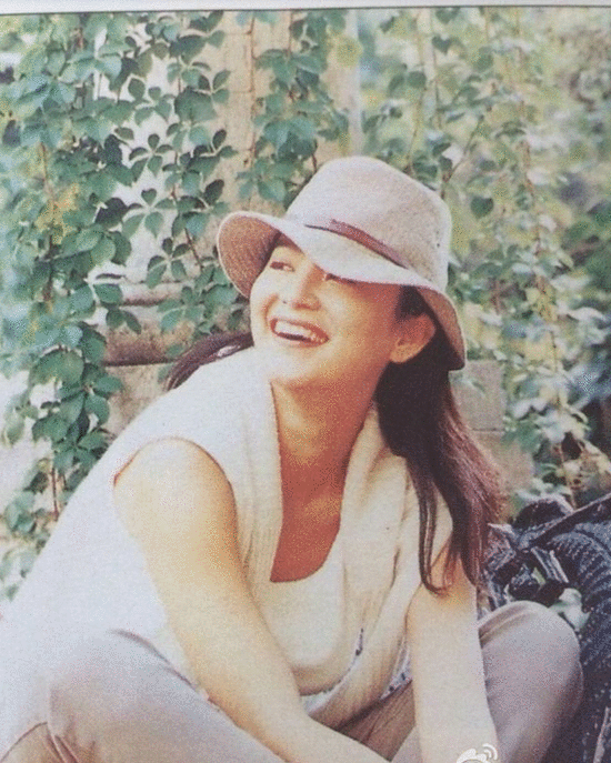 林青霞微博晒旧照 这不是30年前的钟楚曦和倪妮吗