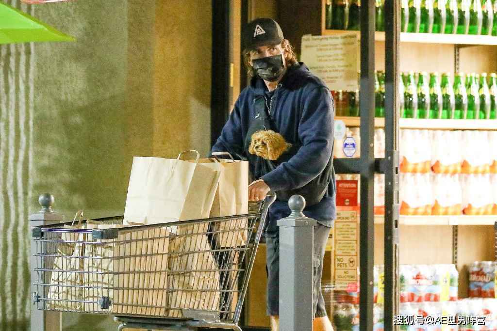 纳尼？46岁克里斯蒂安·贝尔造型大变，蝙蝠侠帅到快认不出来了