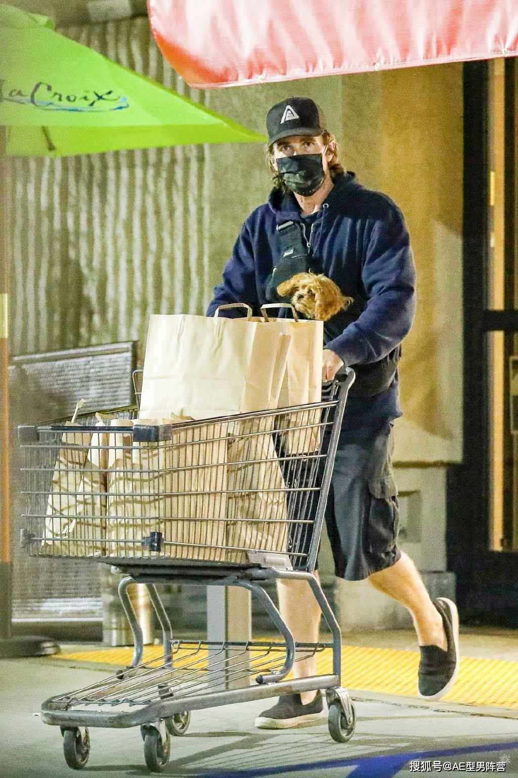纳尼？46岁克里斯蒂安·贝尔造型大变，蝙蝠侠帅到快认不出来了