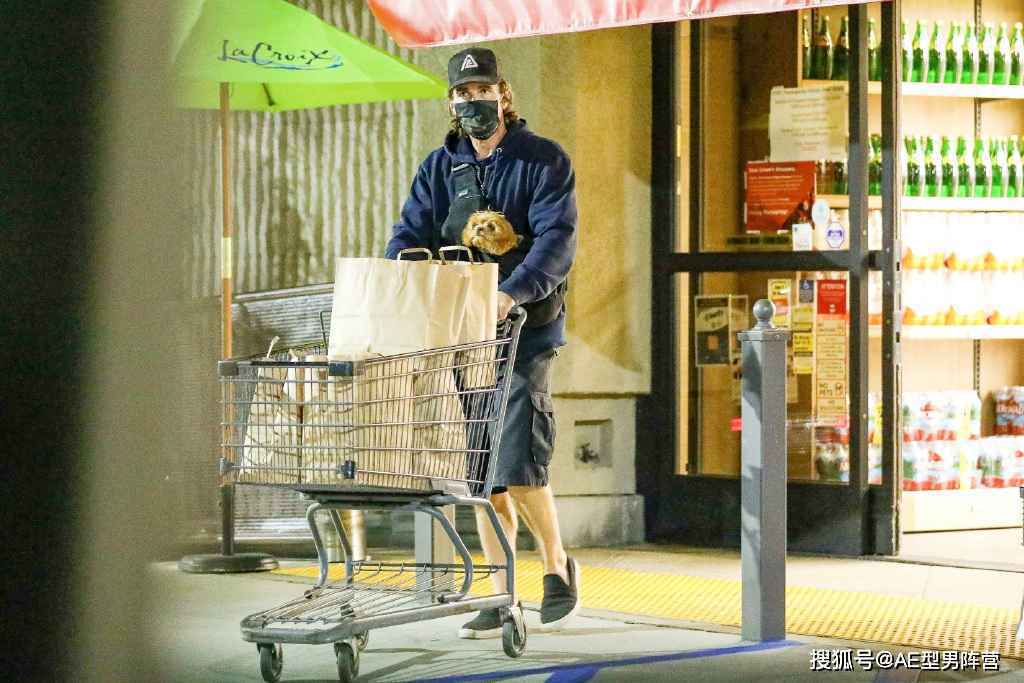 纳尼？46岁克里斯蒂安·贝尔造型大变，蝙蝠侠帅到快认不出来了