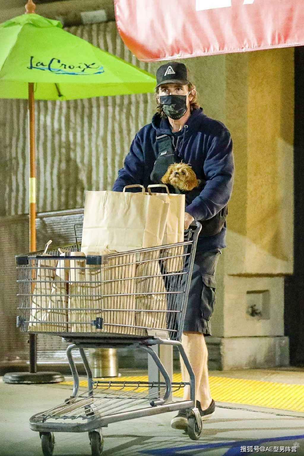 纳尼？46岁克里斯蒂安·贝尔造型大变，蝙蝠侠帅到快认不出来了