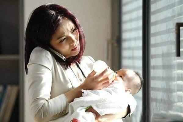 继“丧偶式育儿”后，“微商妈妈”异军突起，那可怜的孩子谁管？