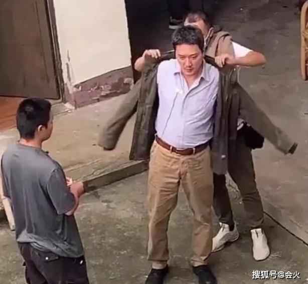 冯绍峰拍片造型翻车！脸肿被嘲像发面馒头，眼神疲惫状态颓废无力